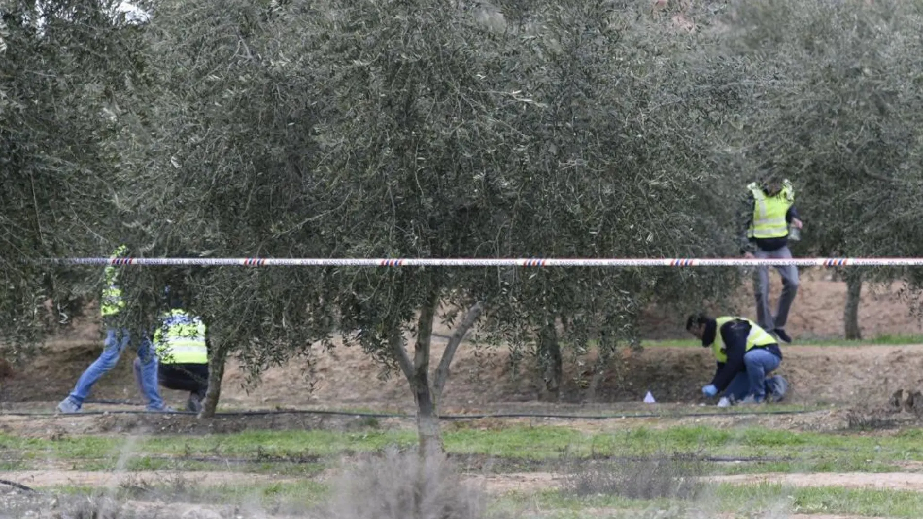 Efectivos de la Policía en el lugar donde un cazador ha matado a dos agentes rurales en el término de Aspa (Lérida)