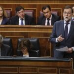 El presidente del Gobierno, Mariano Rajoy (d), durante su intervención hoy en la sesión de control al Ejecutivo en el Congreso de los Diputados