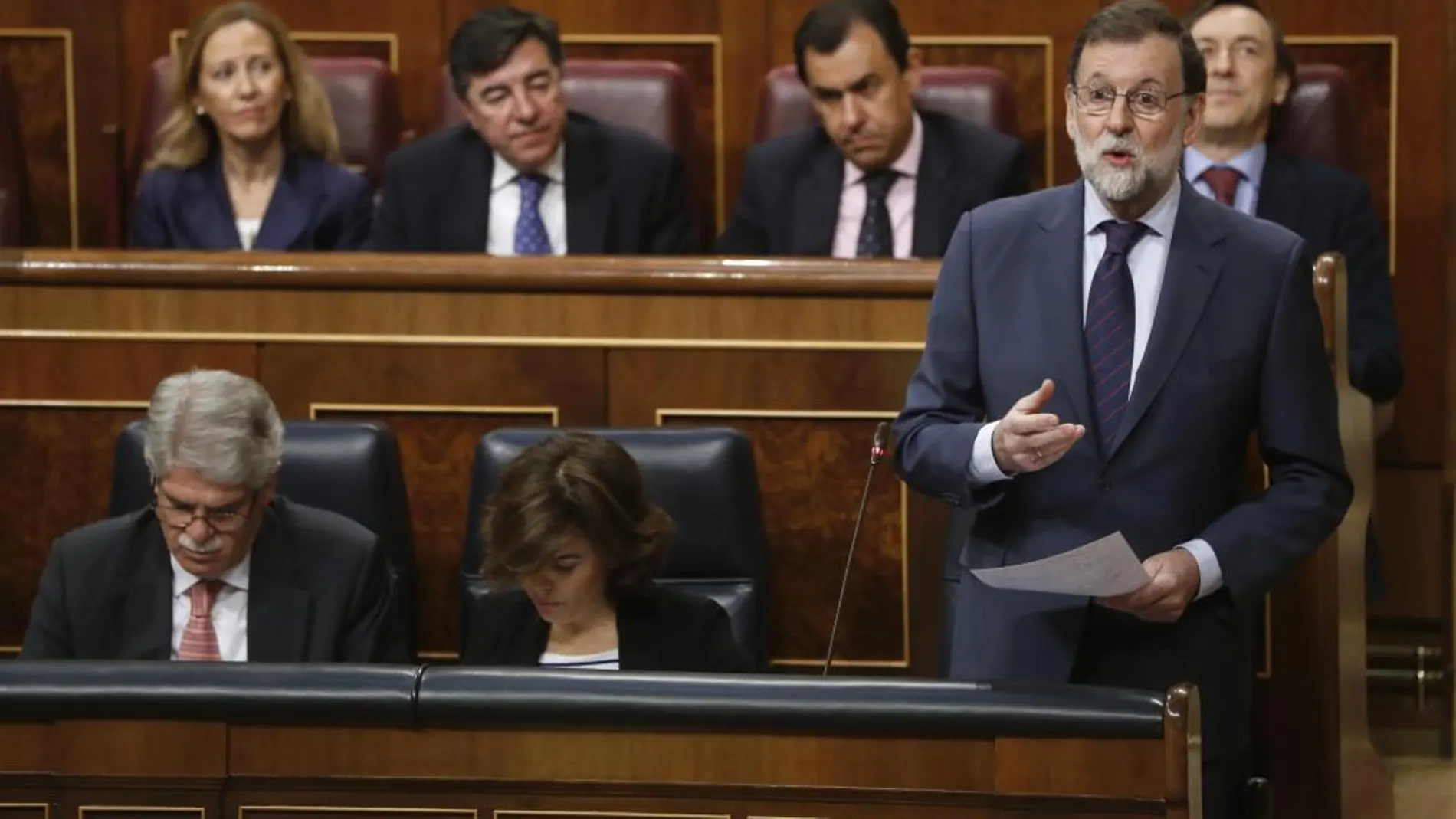 El presidente del Gobierno, Mariano Rajoy (d), durante su intervención hoy en la sesión de control al Ejecutivo en el Congreso de los Diputados