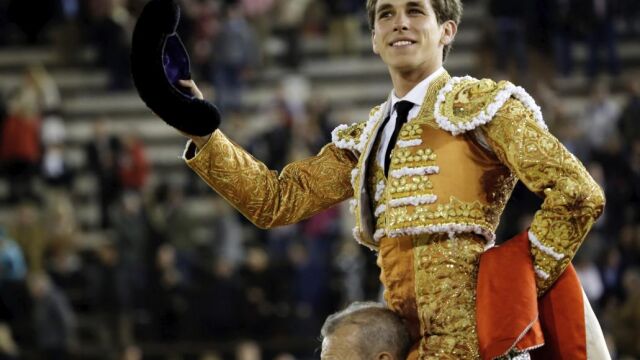 Ginés Marín, que cortó una oreja a cada uno de sus toros, sale por la puerta grande en la Feria de las Fallas de Valencia