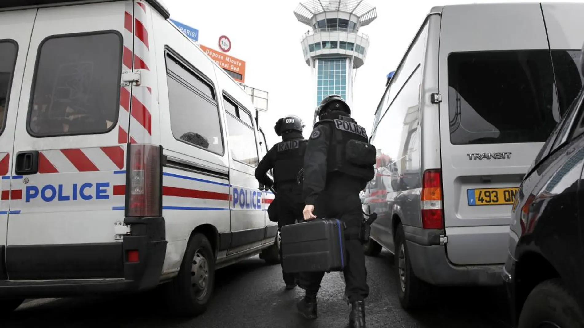 La Policía ha dado por concluida la operación de rastreo en el aeropuerto internacional parisino, donde no se han encontrado explosivos.