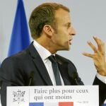 El presidente francés, Emmanuel Macron, pronuncia un discurso ante asistentes sociales, en París