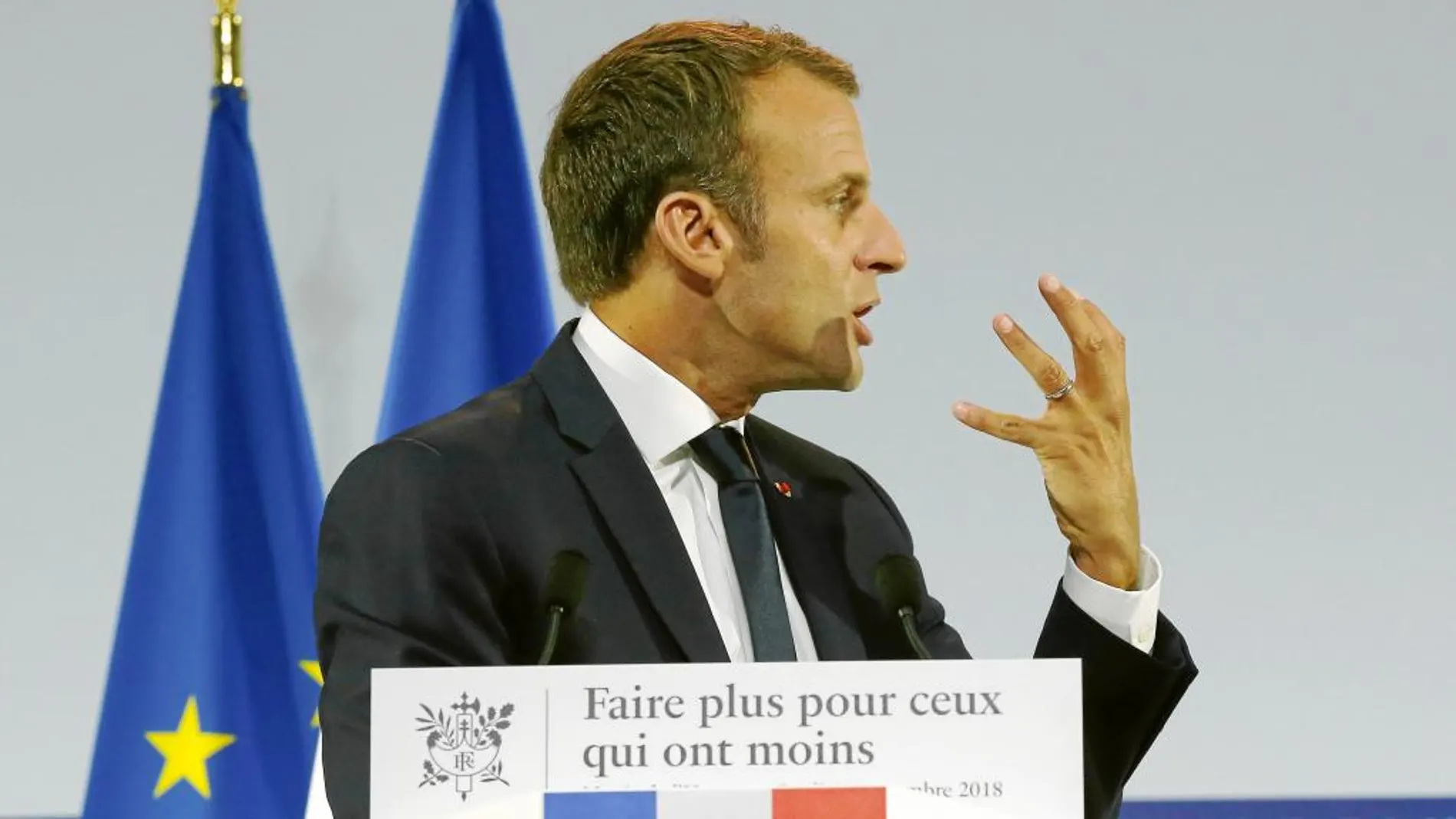 El presidente francés, Emmanuel Macron, pronuncia un discurso ante asistentes sociales, en París