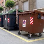 Unos contenedores de basura