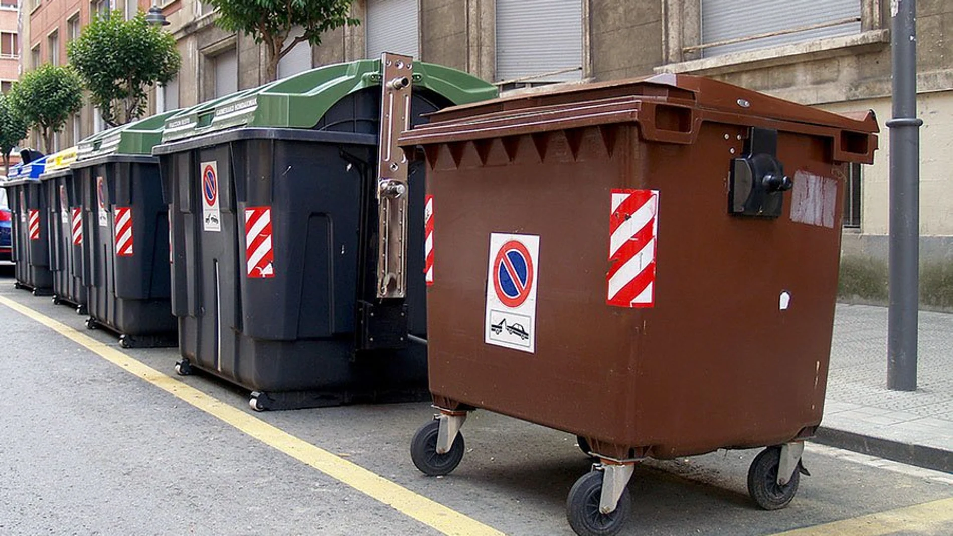 Unos contenedores de basura