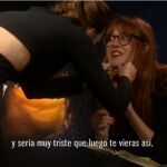La actriz Emma Watson limpia la marca de bolígrafo a la reportera