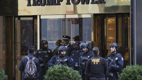 Miembros de las fuerzas de Seguridad en la Torre Trump