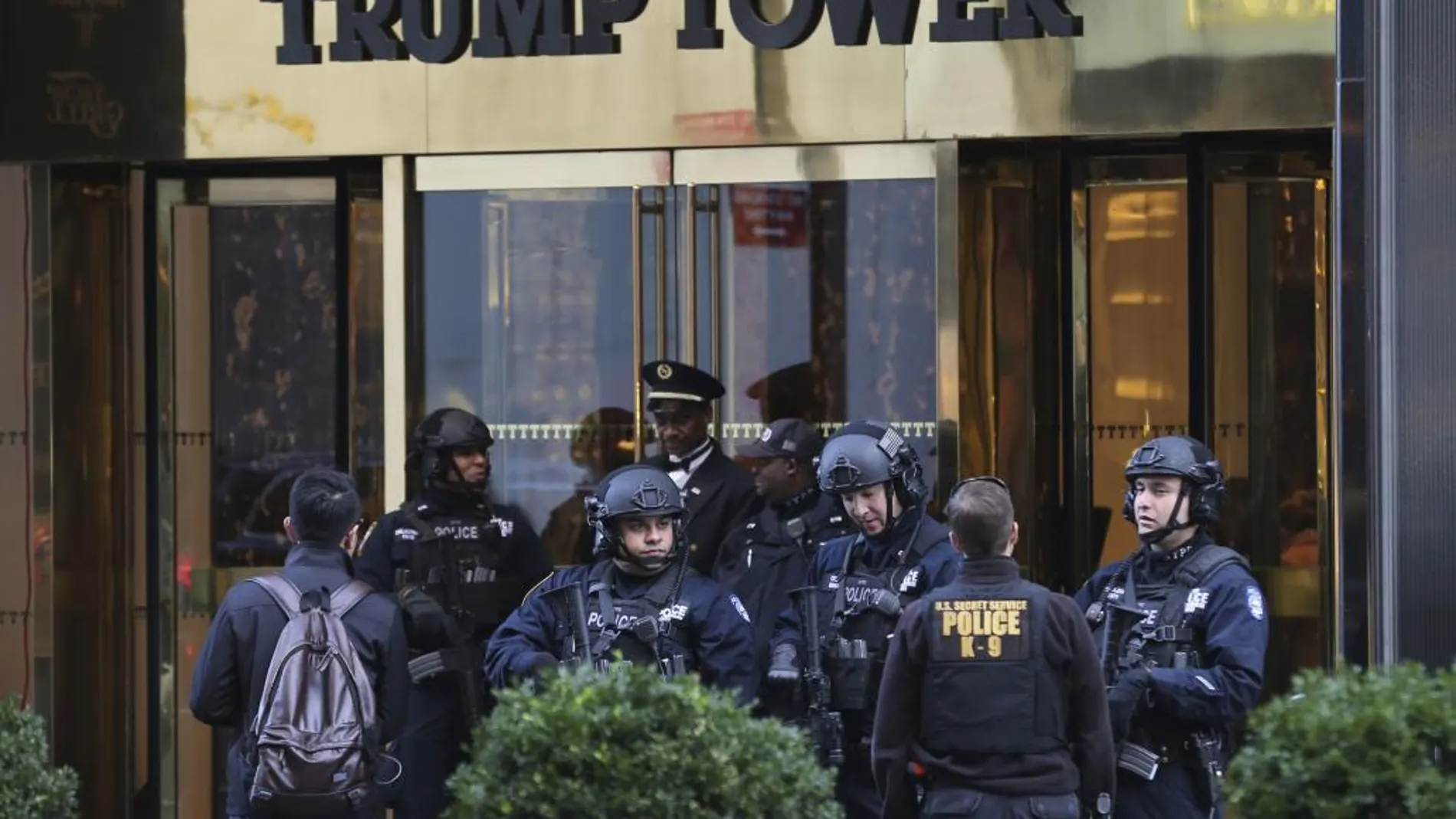 Miembros de las fuerzas de Seguridad en la Torre Trump