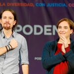 Pablo Iglesias junto a la alcaldesa de Barcelona, Ada Colau, en un acto de campaña / Efe