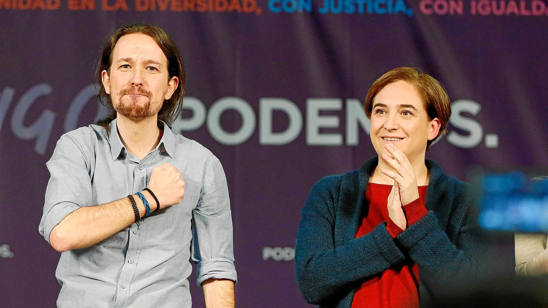 Pablo Iglesias junto a la alcaldesa de Barcelona, Ada Colau, en un acto de campaña / Efe