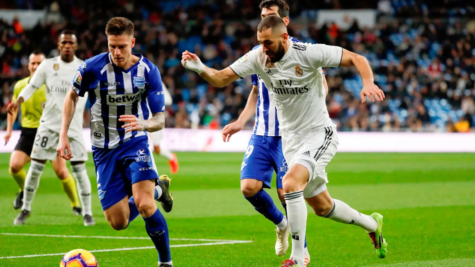 Benzema , pelea el balón con el defensa del Deportivo Alavés Carlos Vigaray