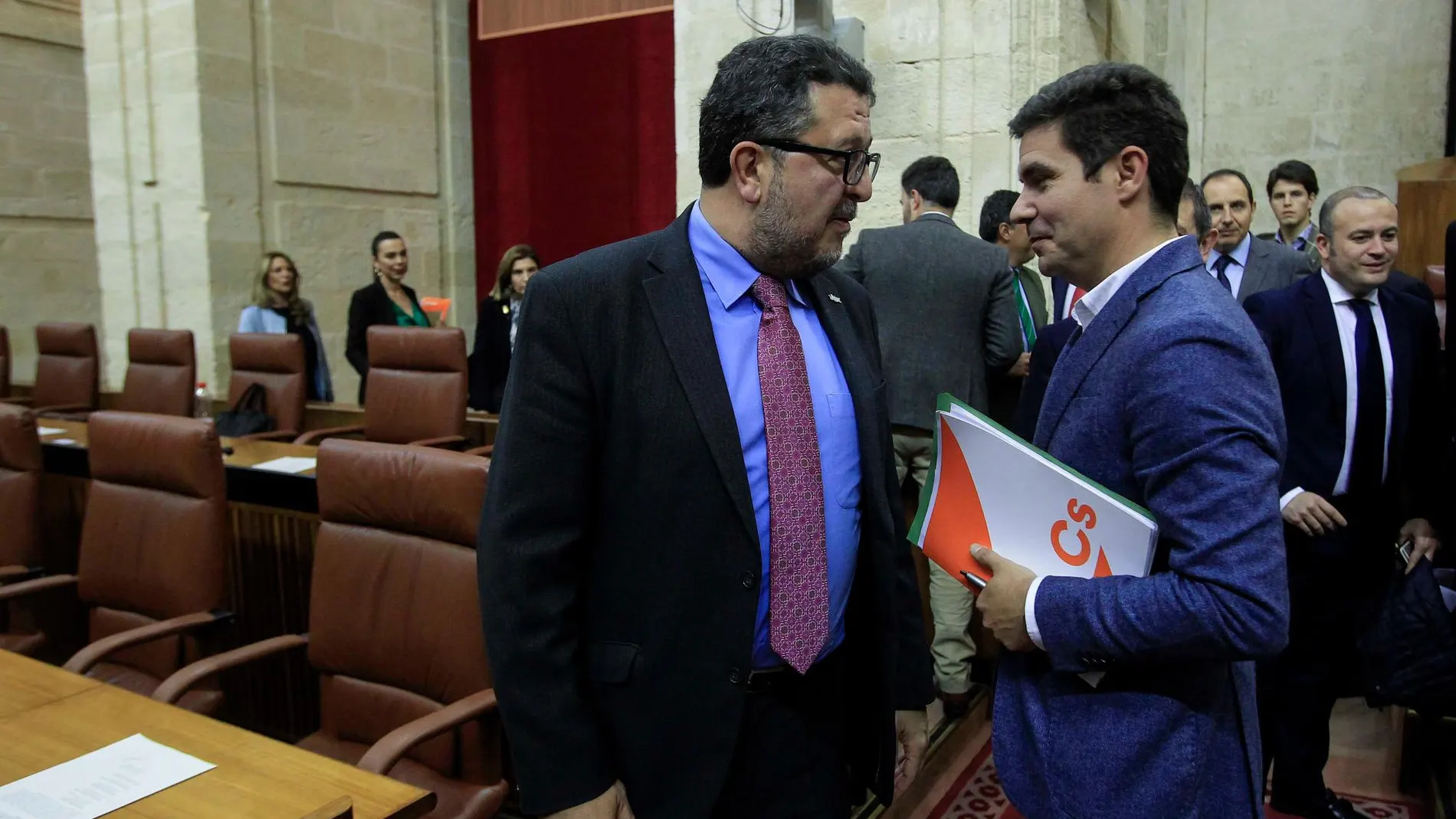 El parlamentario de Vox Francisco Serrano (i) charla con el portavoz de Cs, Sergio Romero / Foto: Manuel Olmedo