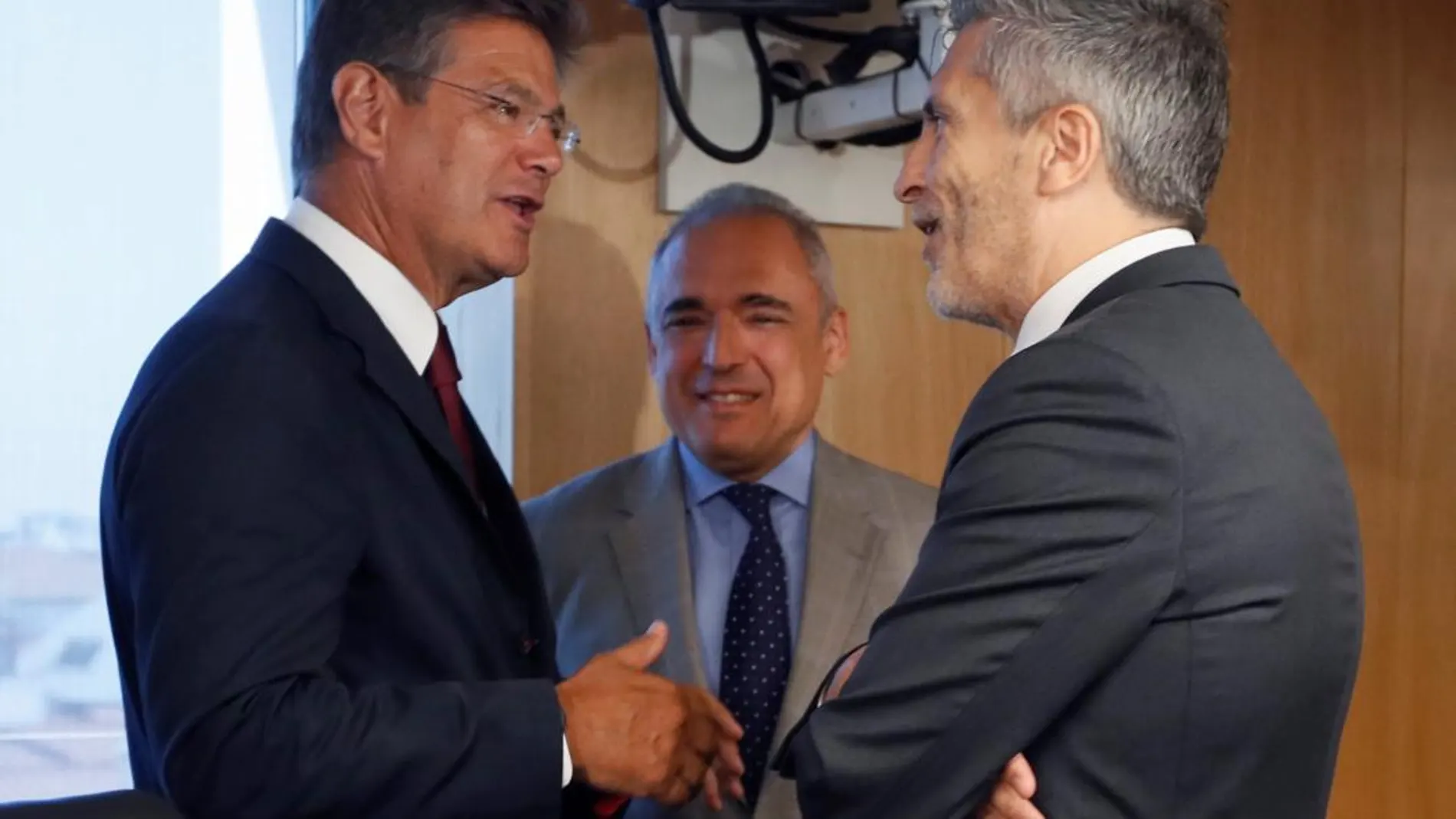 El ministro del Interior, Fernando Grande-Marlaska, conversa con los diputados Rafael Catalá (i), del PP, y el socialista Rafael Simancas (c). Foto. Efe