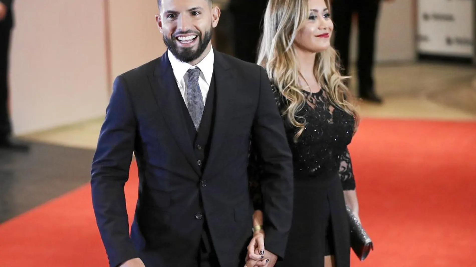Sergio Agüero y su pareja a su llegada a la boda