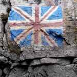 La Union Jack, enseña británica, pintada en el lado inglés del río Wye (Gales)