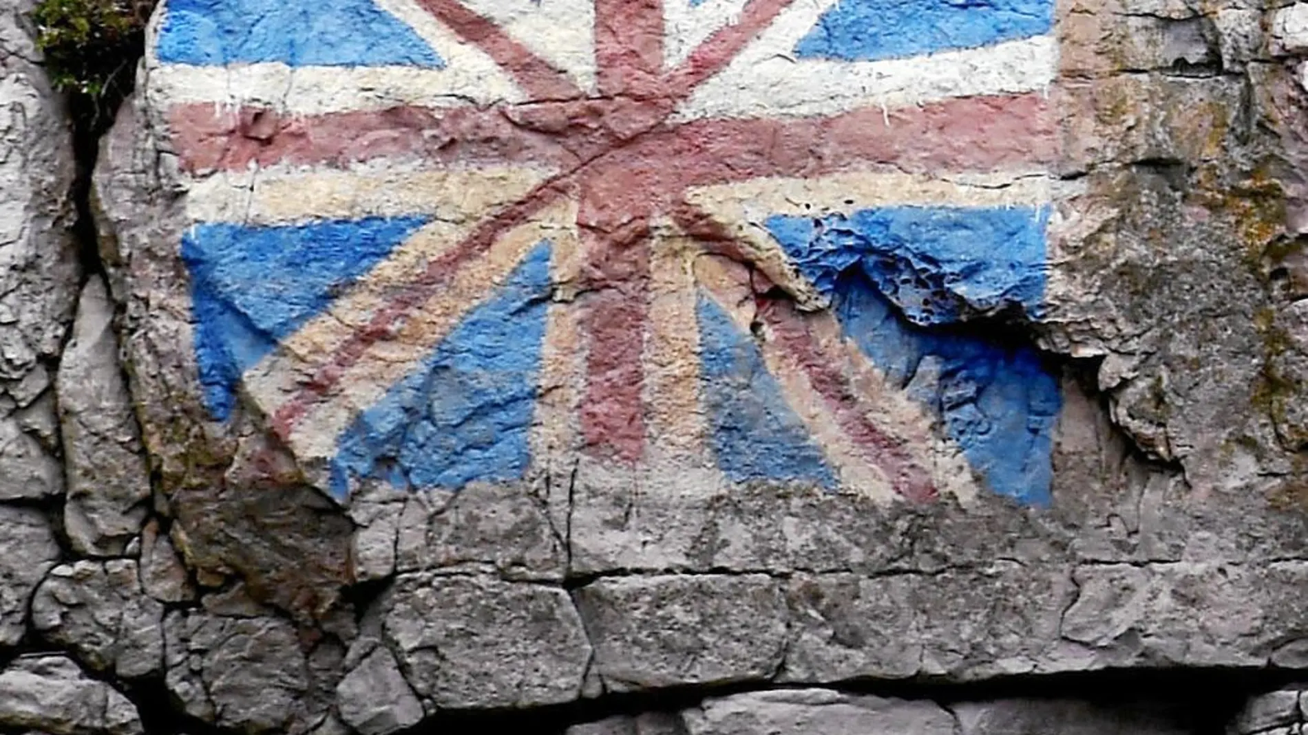 La Union Jack, enseña británica, pintada en el lado inglés del río Wye (Gales)