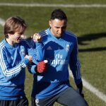 Luka Modric, con Keylor Navas, en un entrenamiento del Madrid. El portero está lesionado