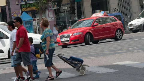 Un coche de autoescuela realizando practicas