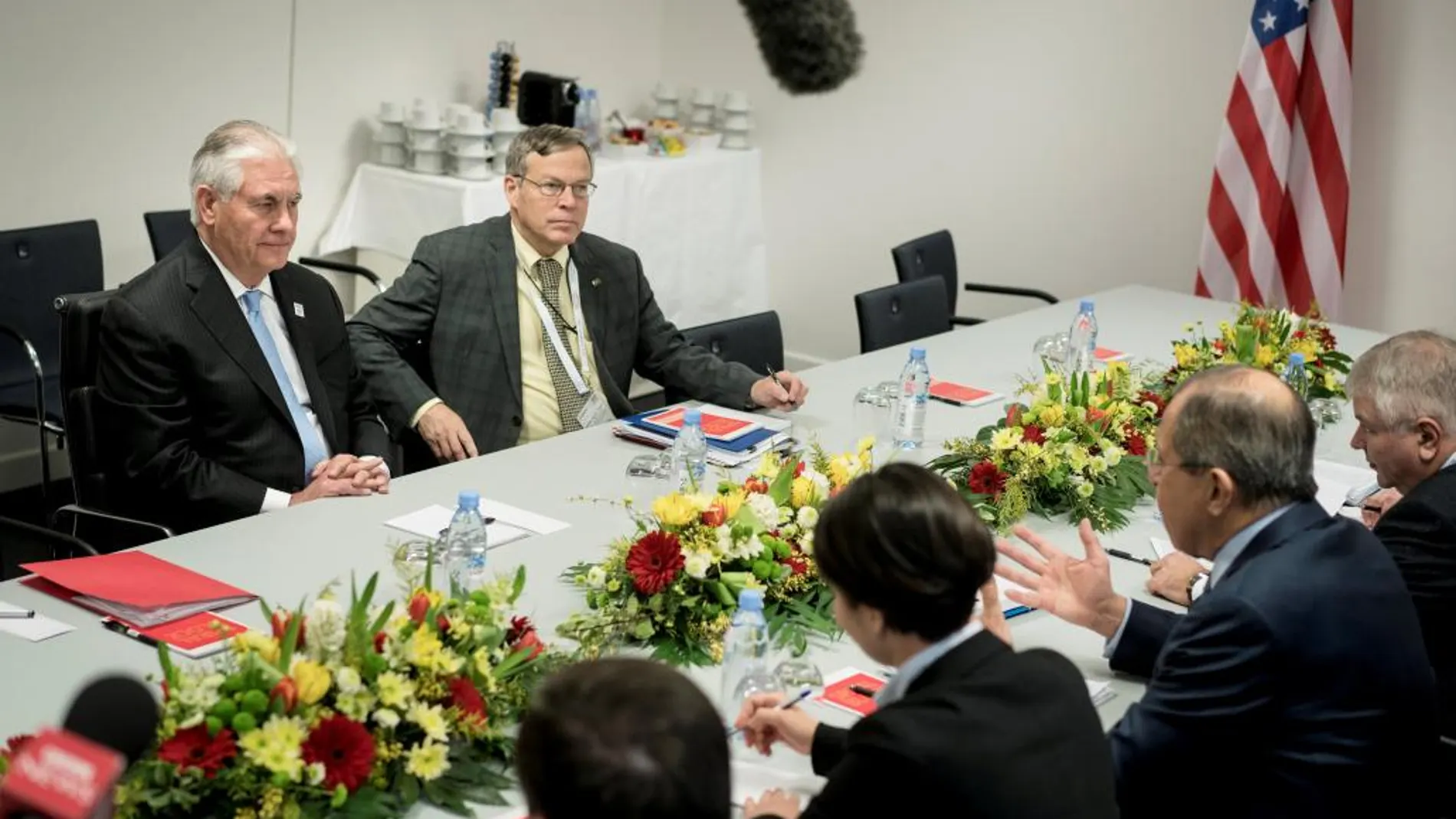 El secretario de estado de EE UU, Rex Tillerson, escucha al ministro de Exteriores de Rusia, Sergei Lavrov, durante el encuentro de hoy en Bonn