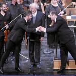 Los maestros Heras-Casado (izda.) y Bolton, ayer, en el Real