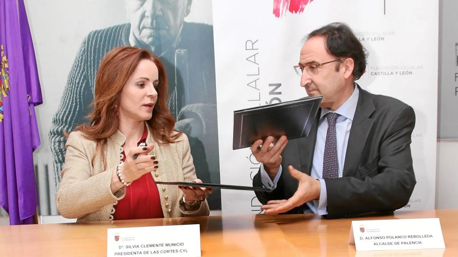 La presidenta de la Fundación Villalar, Silvia Clemente, firma un convenio con el alcalde de Palencia, Alfonso Polanco