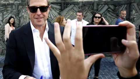 Hugh Grant a su llegada hoy al hotel de San Sebastián, donde presenta su película "Florence Foster Jenkins".