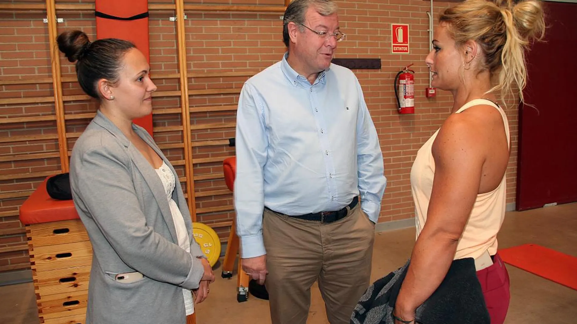 El alcalde de León, Antonio Silván, visita a los miembros del equipo nacional de Halterofilia; en la imagen, con la campeona Lydia Valentín y la concejala Marta Macías