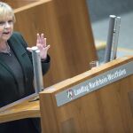 La presidenta del estado federado de Renania del Norte-Westfalia, Hannelore Kraft, Interviene durante un debate en el Parlamento regional en Duesseldorf (Alemania)