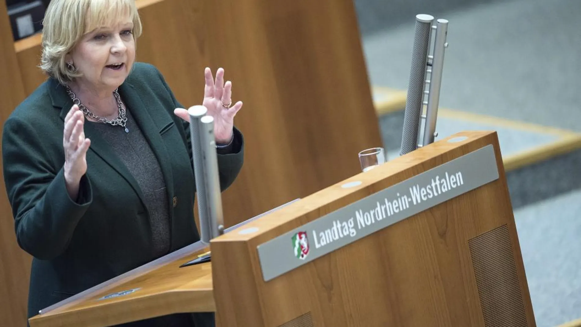 La presidenta del estado federado de Renania del Norte-Westfalia, Hannelore Kraft, Interviene durante un debate en el Parlamento regional en Duesseldorf (Alemania)