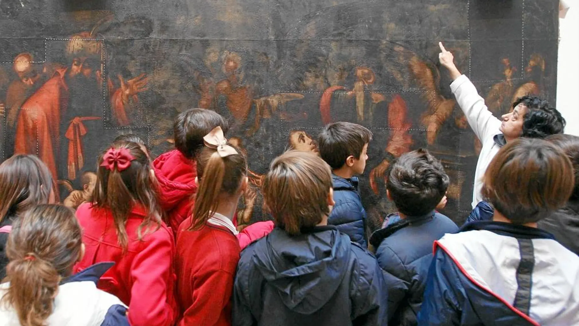 Un grupo de escolares observa El entierro de Cristo, durante la jornada de puertas abiertas en la Sala de exposiciones del Monasterio de Nuestra Señora de Prado, sede de la Consejería de Cultura y Turismo, en Valladolid
