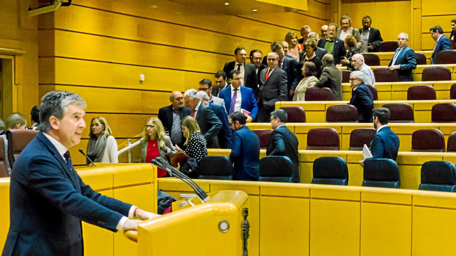 La Cámara Alta, ayer, en el momento en el que los senadores socialistas abandonan el Pleno durante la intervención del popular Ignacio Cosidó / Foto: Alberto R. Roldán