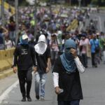 Centenares de opositores venezolanos se concentraron ayer en varios puntos del país.