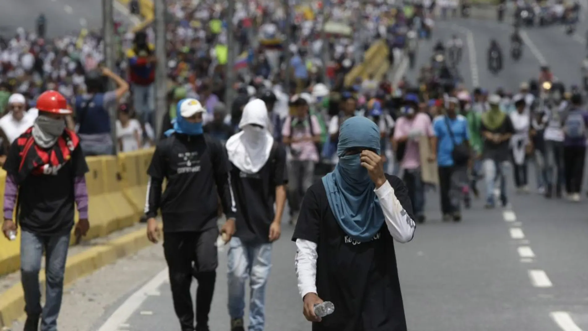 Centenares de opositores venezolanos se concentraron ayer en varios puntos del país.