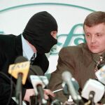 El coronel del Servicio de Seguridad Federal rusa Alexander Litvinenko (dcha) y un colega enmascarado (izq) dan una rueda de prensa en la agencia de noticias Interfax en una foto de archivo tomada el 17 de noviembre de 1998.