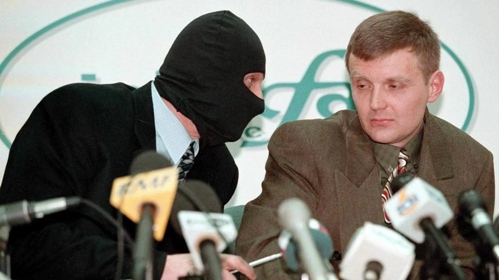 El coronel del Servicio de Seguridad Federal rusa Alexander Litvinenko (dcha) y un colega enmascarado (izq) dan una rueda de prensa en la agencia de noticias Interfax en una foto de archivo tomada el 17 de noviembre de 1998.