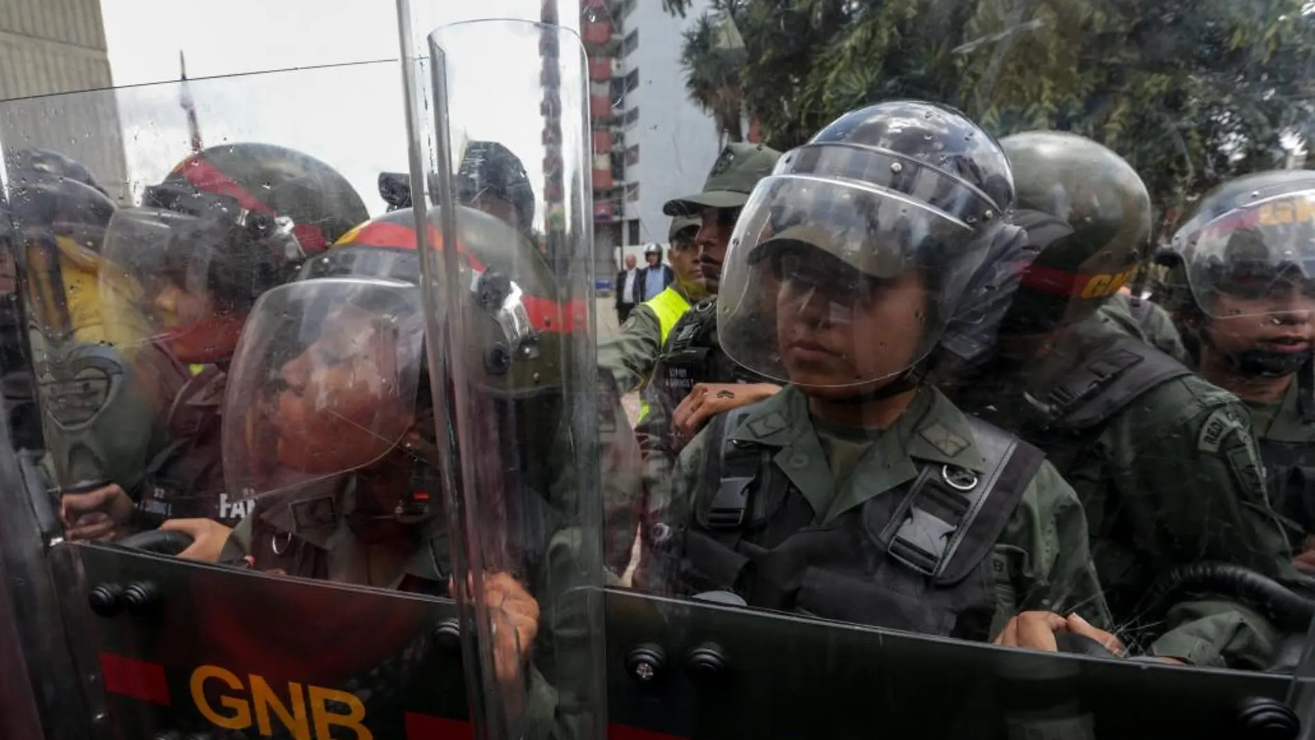 Soldados de la Guardia Nacional impiden el paso de un grupo de diputados que protestan en la sede del Tribunal Supremo de Justicia hoy.