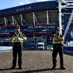 Policías vigilan afuera del estadio de Cardiff donde se realizará la final de la Liga de Campeones.