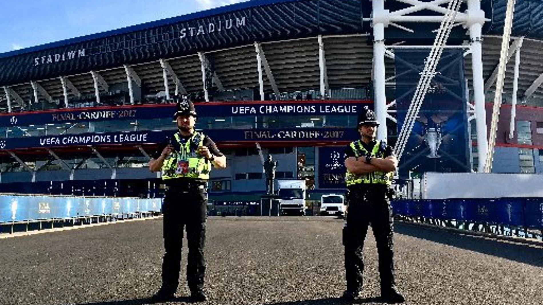 Policías vigilan afuera del estadio de Cardiff donde se realizará la final de la Liga de Campeones.