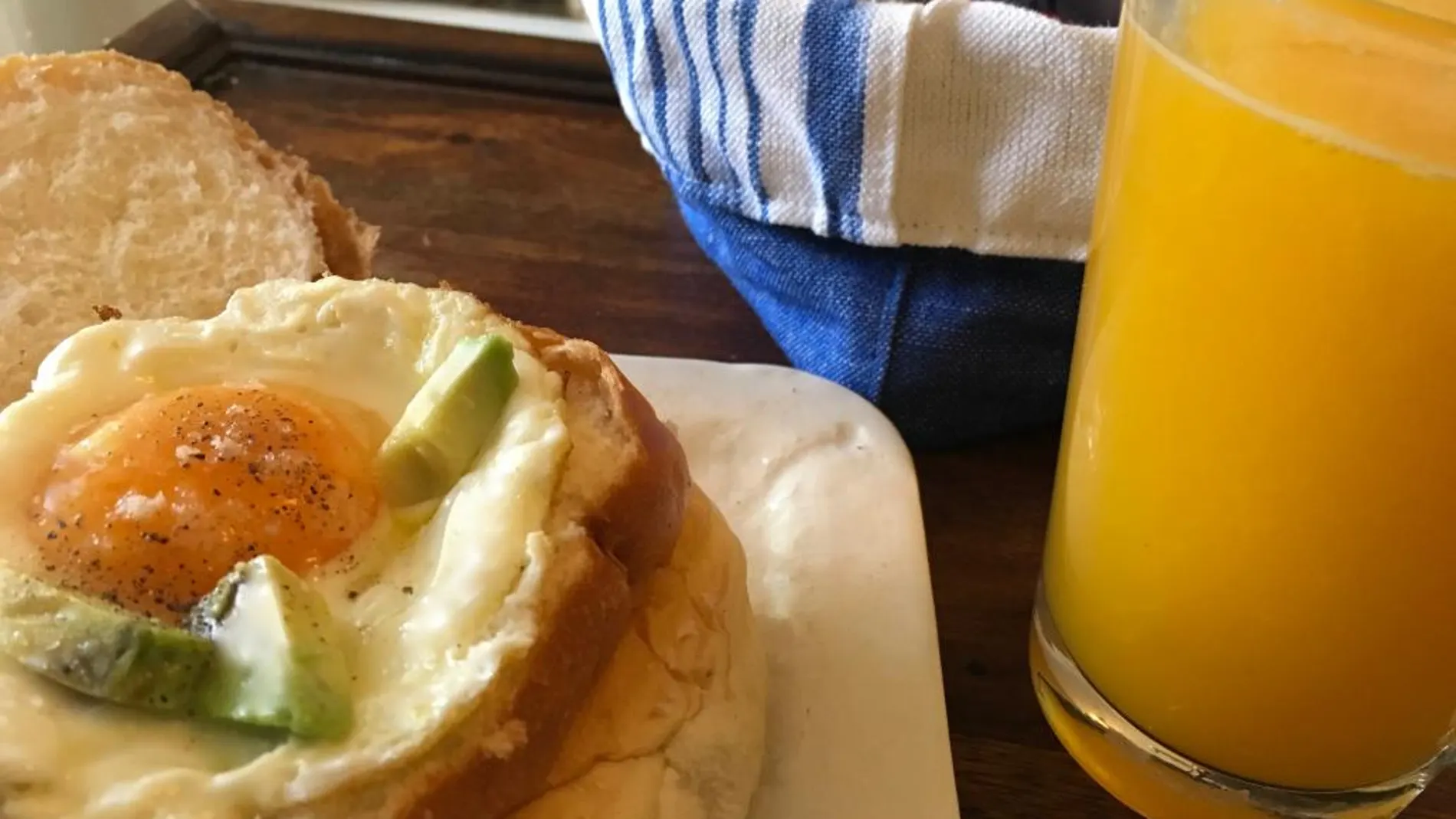 Energético desayuno: bollo, huevo y aguacate