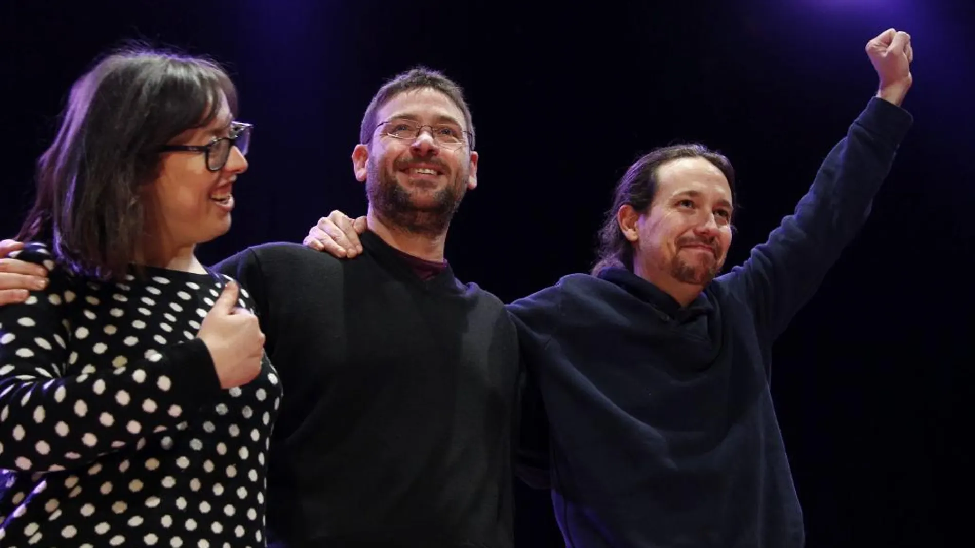 Noelia Bail, Albano Dante Fachín y Pablo Iglesias, saludan hoy durante el acto, "La gente ante los retos históricos"