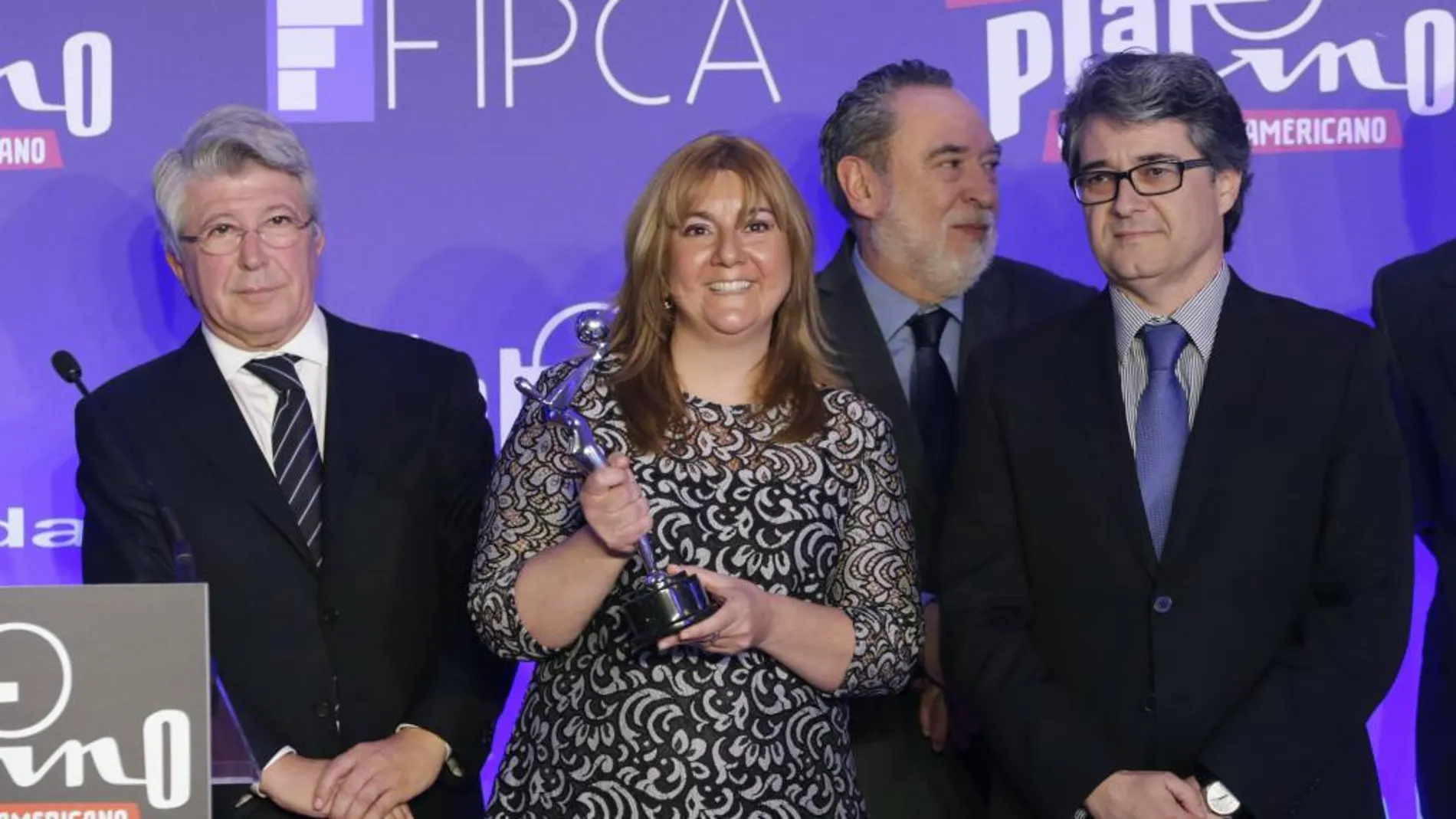 La alcaldesa de Maldonado (Uruguay), Dina Fernández Chaves, recoge su premio durante la presentación de la 3º edición de los premios platino del Cine Iberoamericano