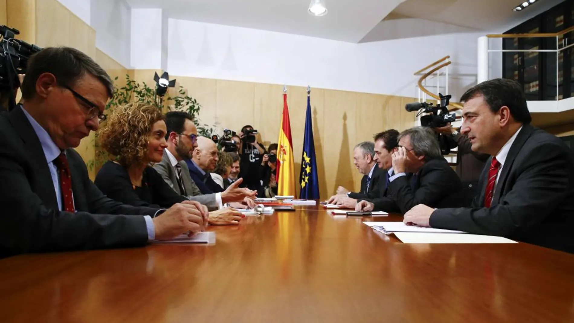 El equipo negociador del PSOE durante la reunión que han mantenido hoy con una delegación del PNV.