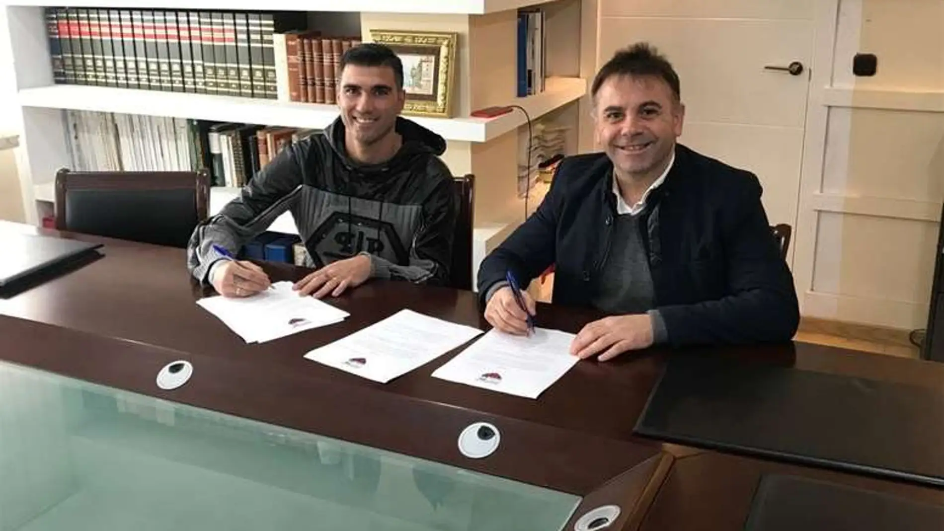Reyes, en la firma de su contrato por el Extremadura