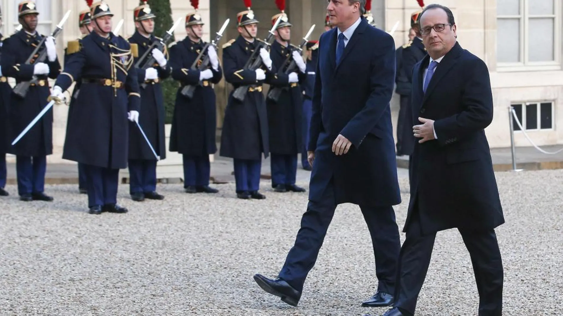 François Hollande y David Cameron a su llegada al Elíseo esta mañana