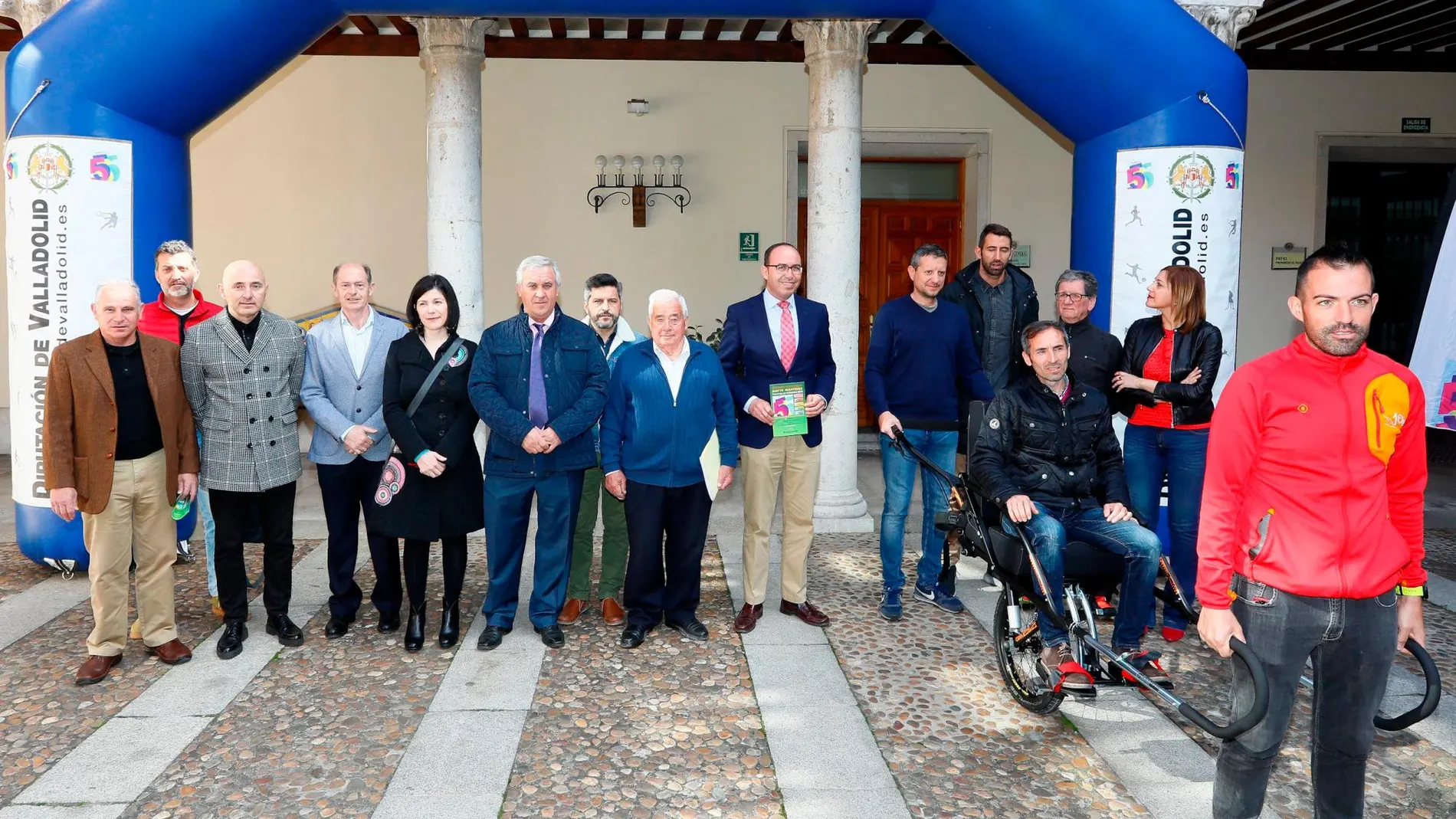 El vicepresidente de la institución provincial, Víctor Alonso Monge, junto a los alcaldes de las localidades de la competición y una de las sillas especiales para senderismo accesible