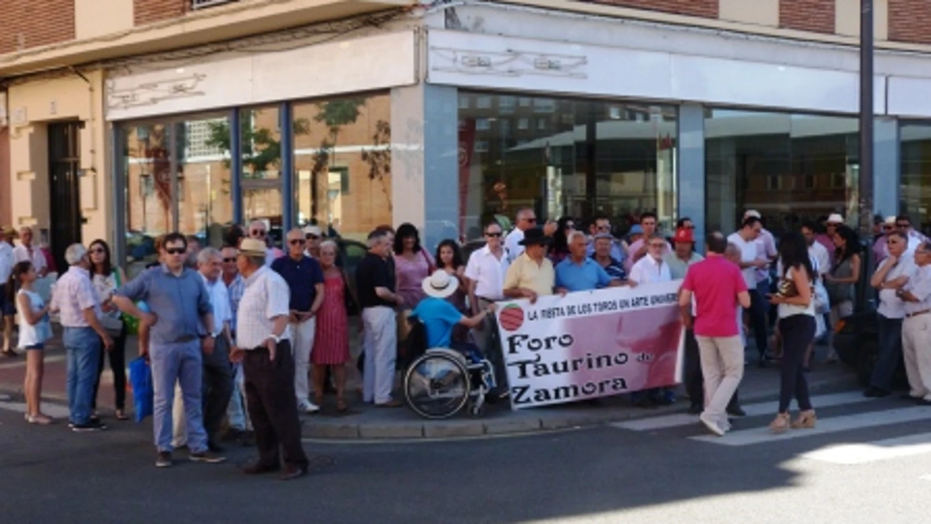 Concentración de varios miembros del Foro Taurino de Zamora