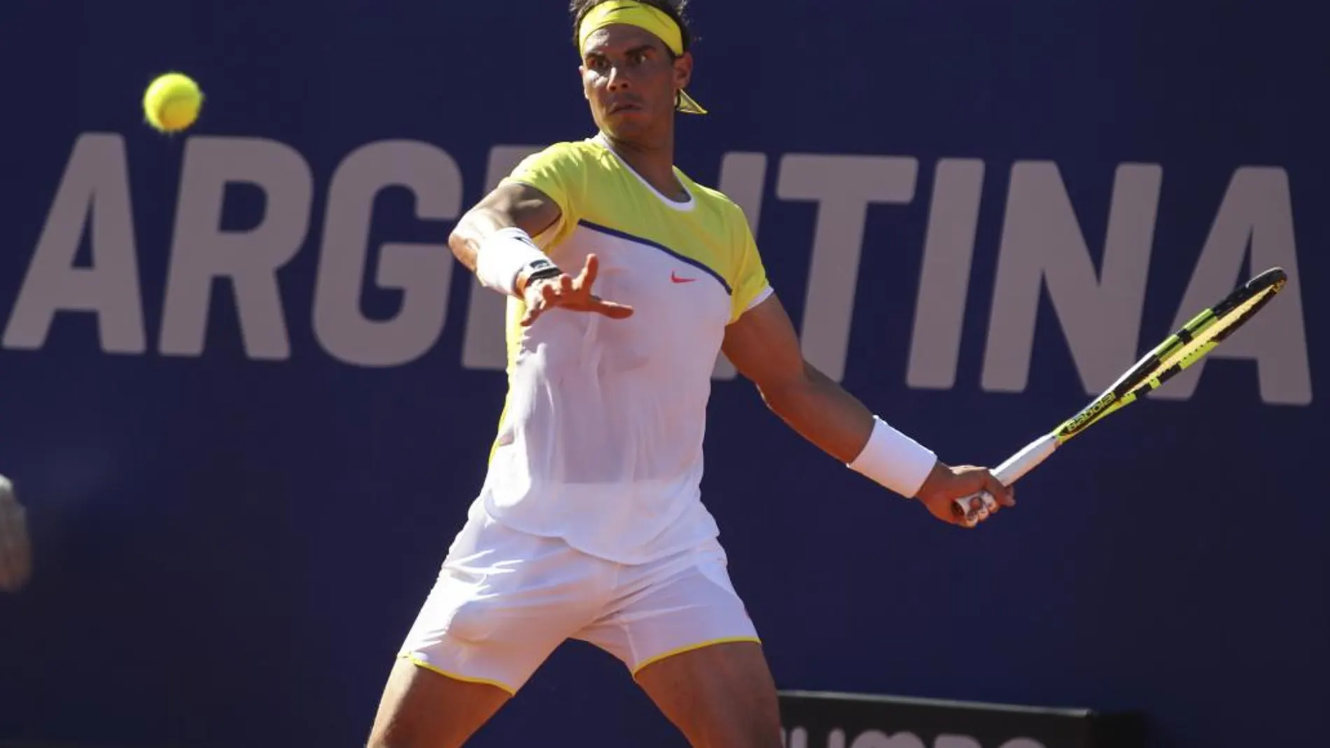 Nadal devuelve una bola al italiano Paolo Lorenzi el, viernes 12 de febrero de 2016, durante un partido por los cuartos de final del torneo ATP de Buenos Aires (Argentina)