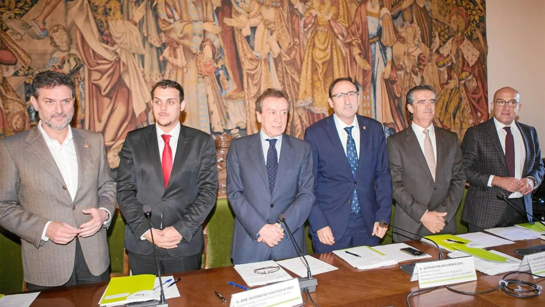 De Santiago-Juárez, junto a Alfonso Polanco, Jesús Julio Carnero, José Luis Vazquez, Tomas del Bien y Valentín Cisneros