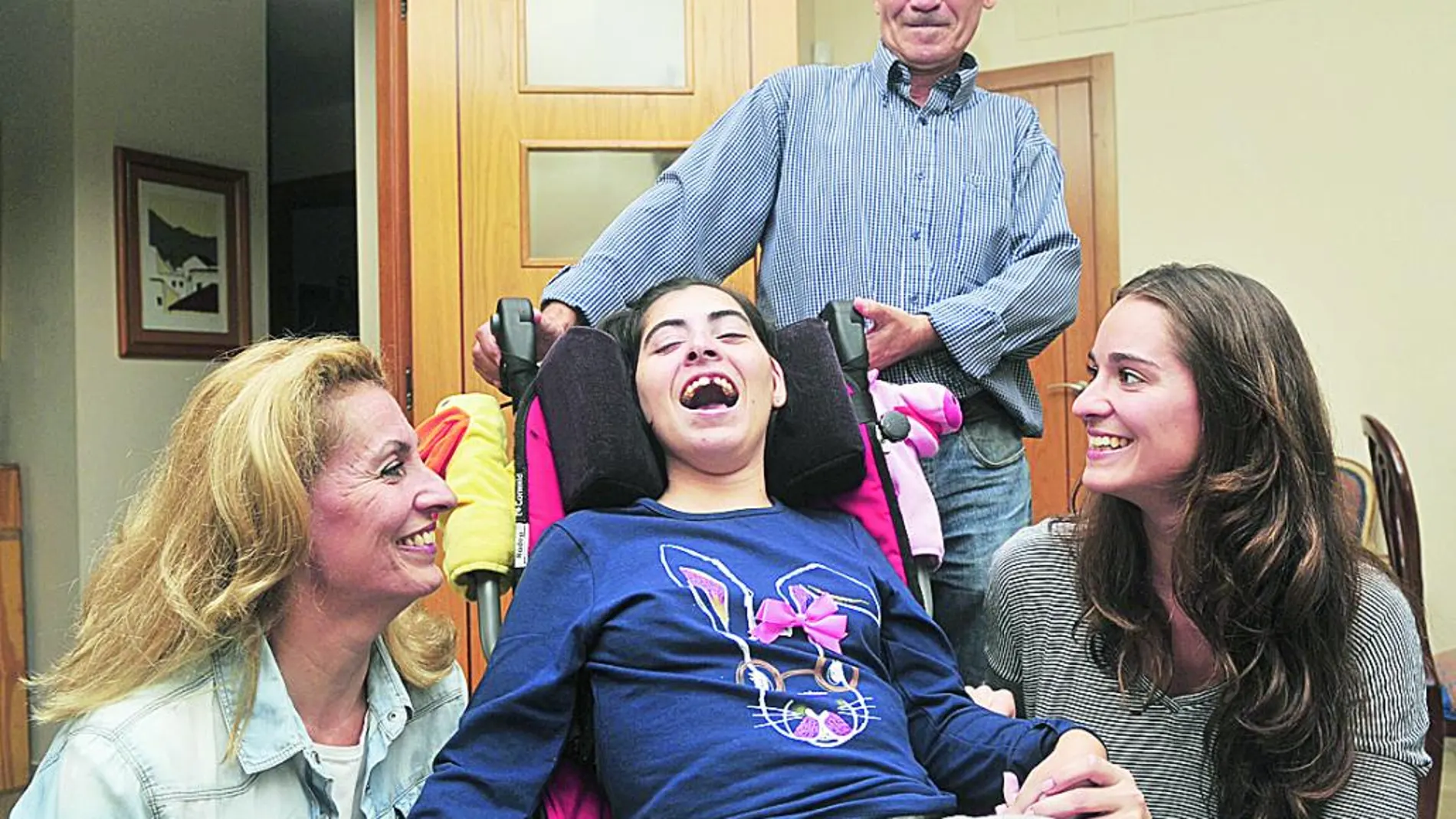 Miriam, junto a sus padres y una de sus hermanas, ayer en su casa de Espartinas