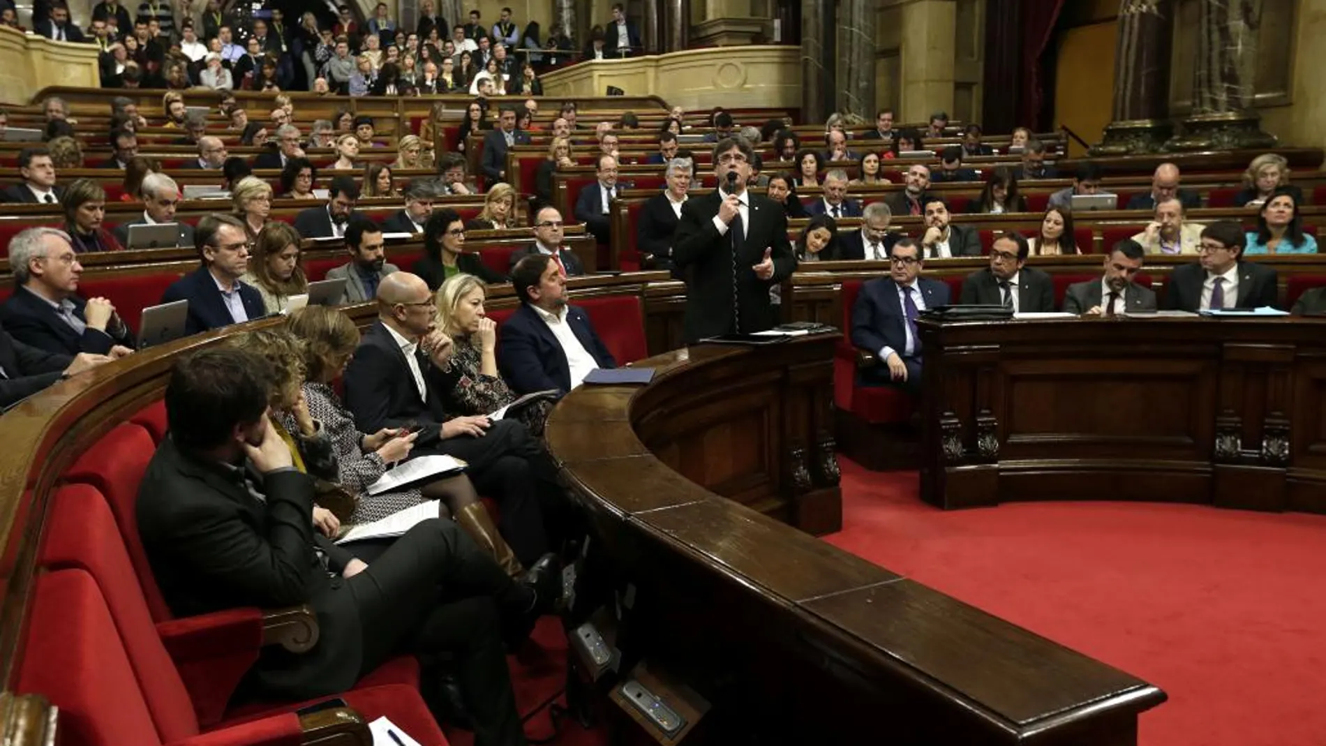 El presidente de la Generalitat, Carles Puigdemont (c), durante la sesión de control.